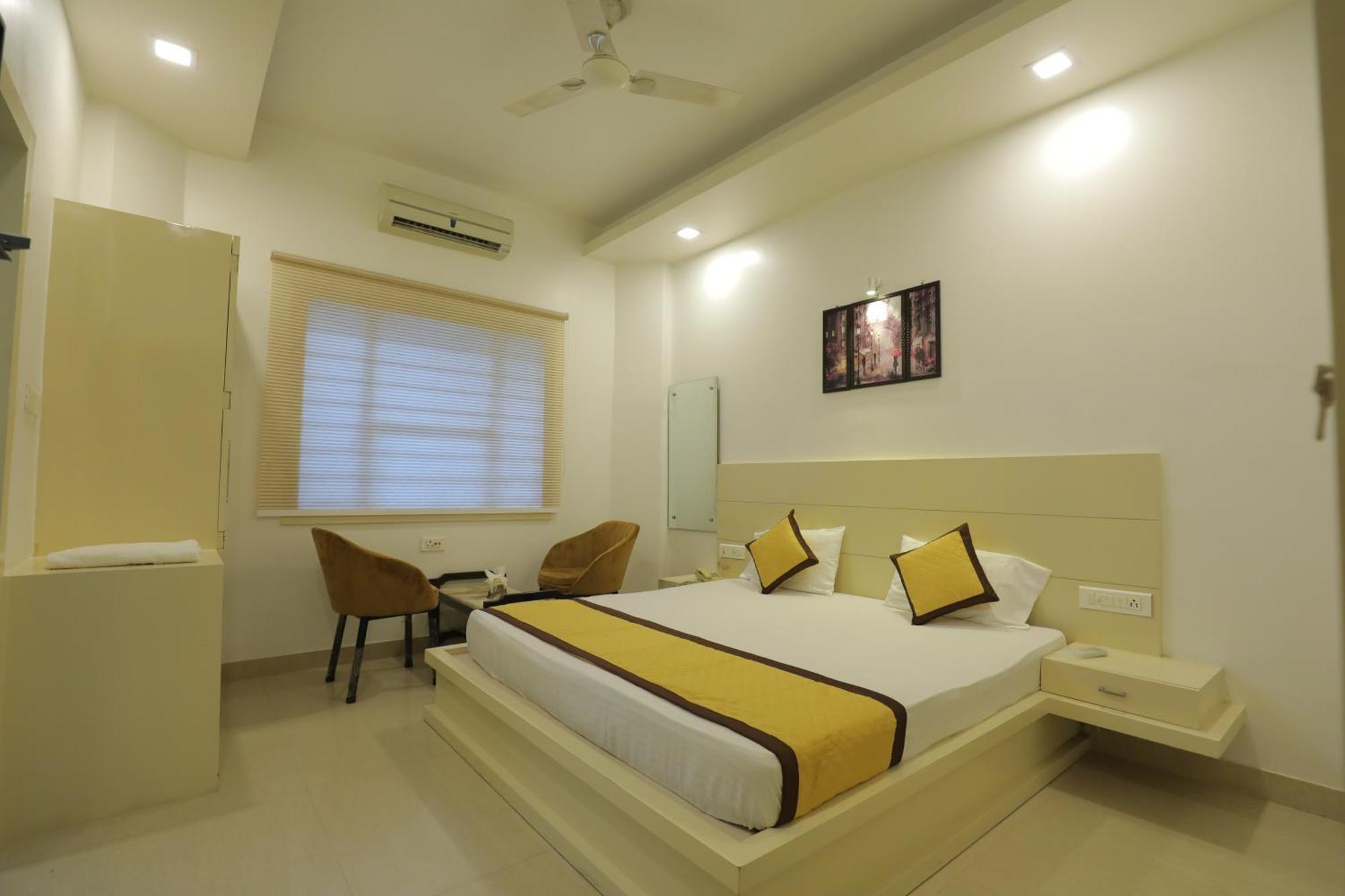 Hotel Red Carpet Tajganj Екстер'єр фото