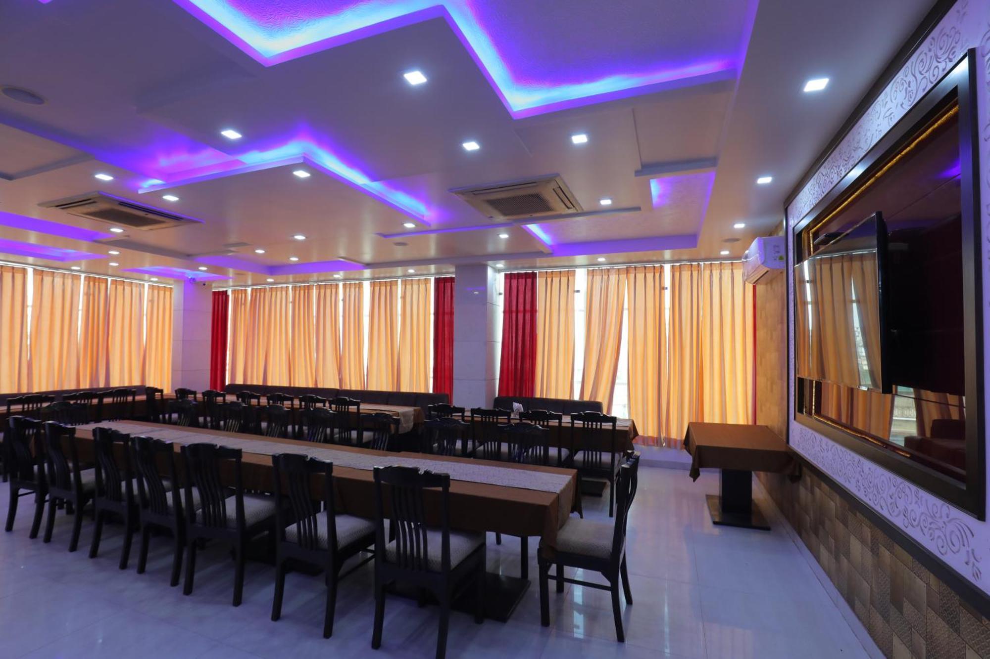 Hotel Red Carpet Tajganj Екстер'єр фото