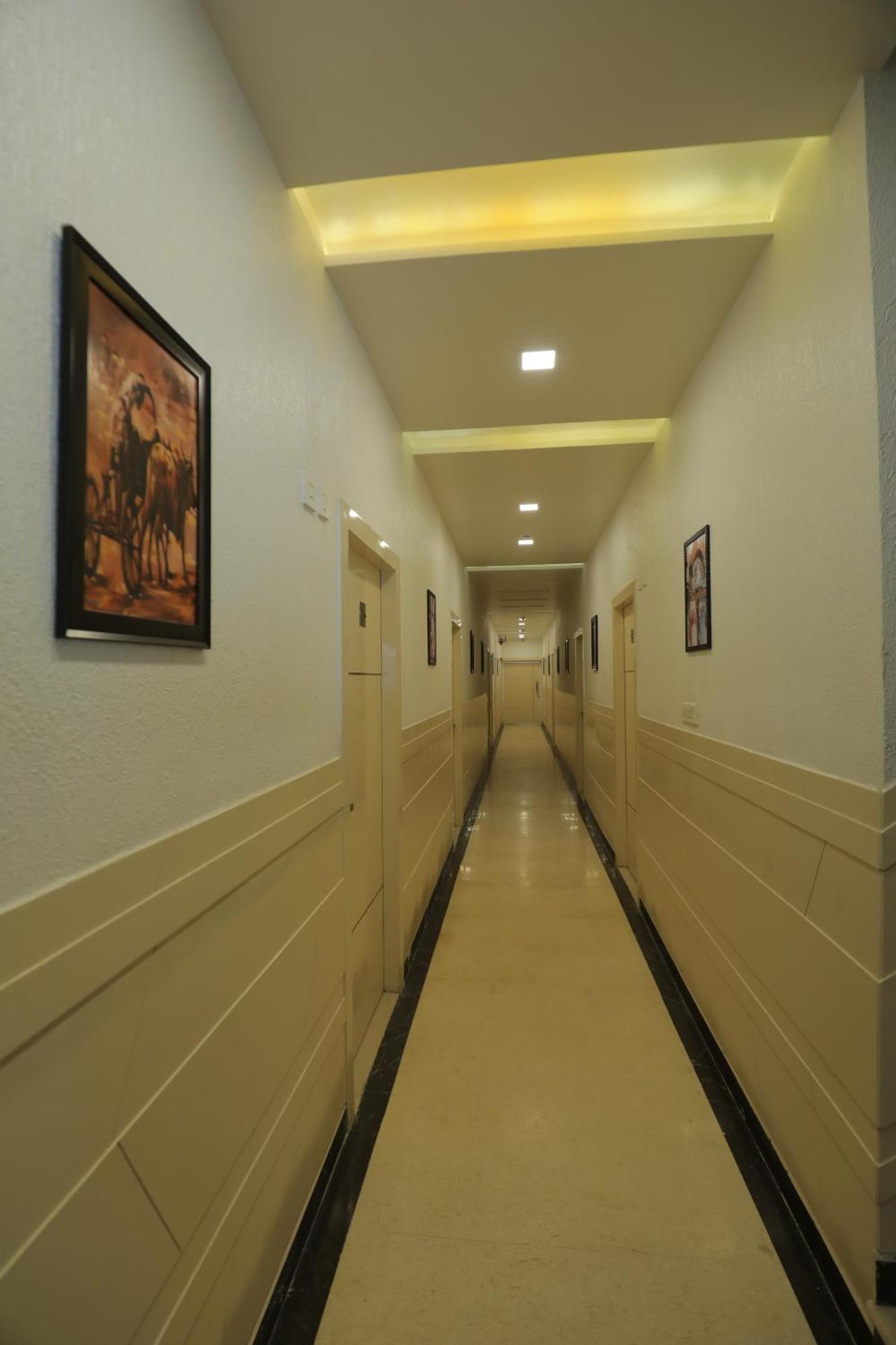 Hotel Red Carpet Tajganj Екстер'єр фото